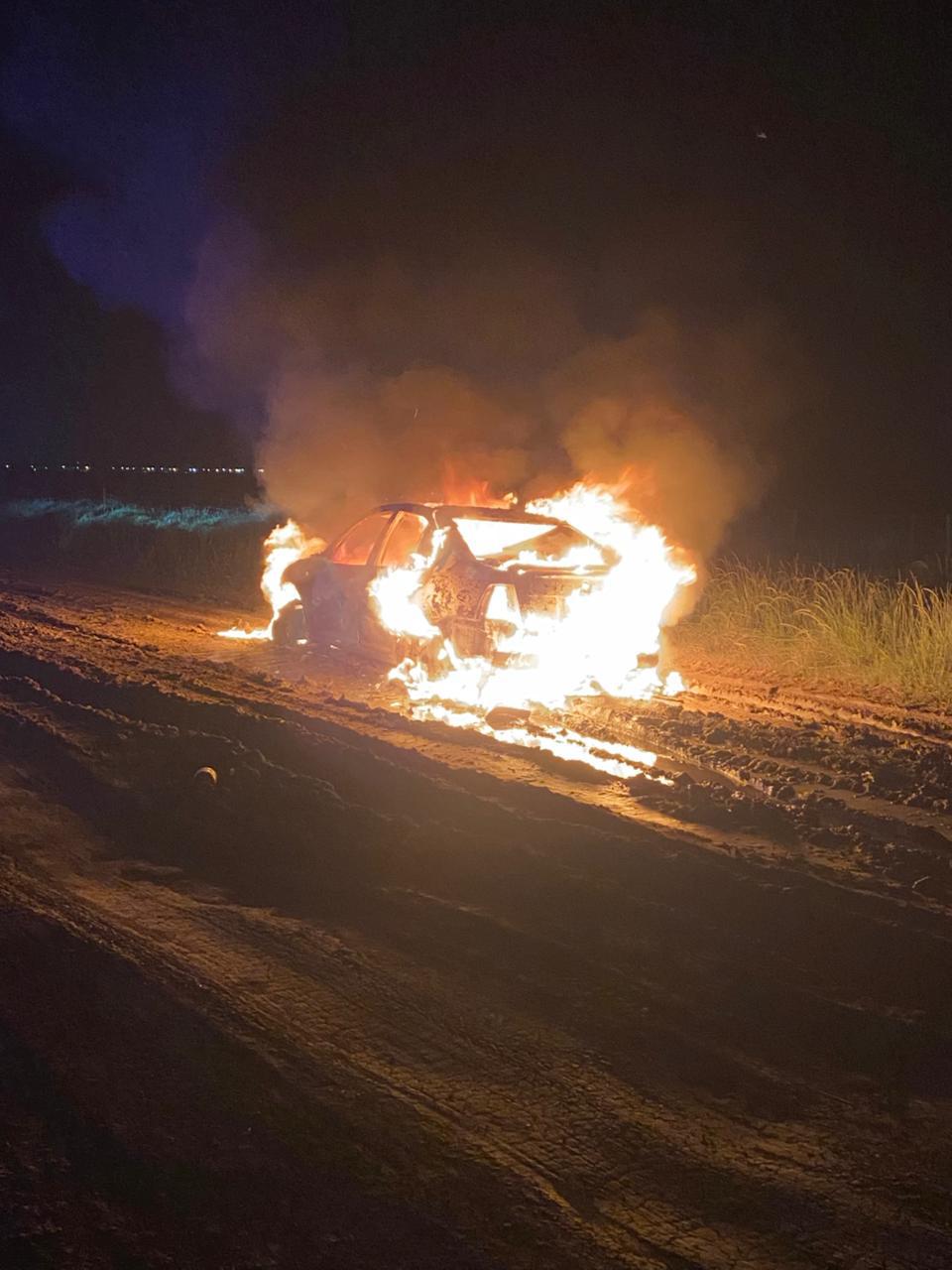 Fuego, humo y alarmas: un auto se incendió en la Ruta 34S y los bomberos de Funes salieron al rescate